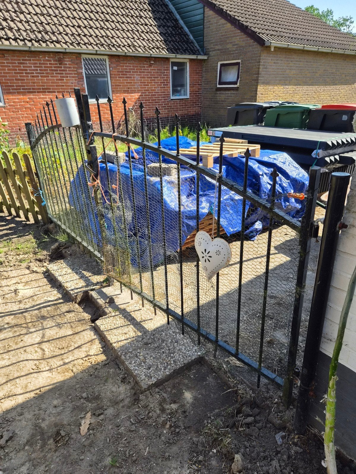 Gebruikt ijzeren sierhekwerk met poort, Tuin en Terras, Ophalen, Met poort, Gebruikt, Sierhekwerk