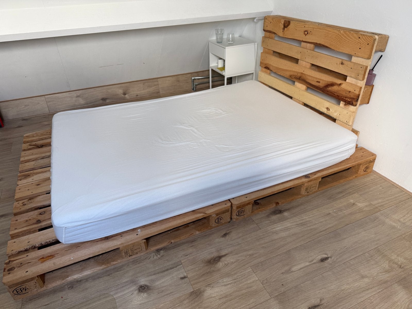 Palletbed met hoofdbord - 140x200 cm of 160-200, Ophalen, Gebruikt, Bruin, Tweepersoons
