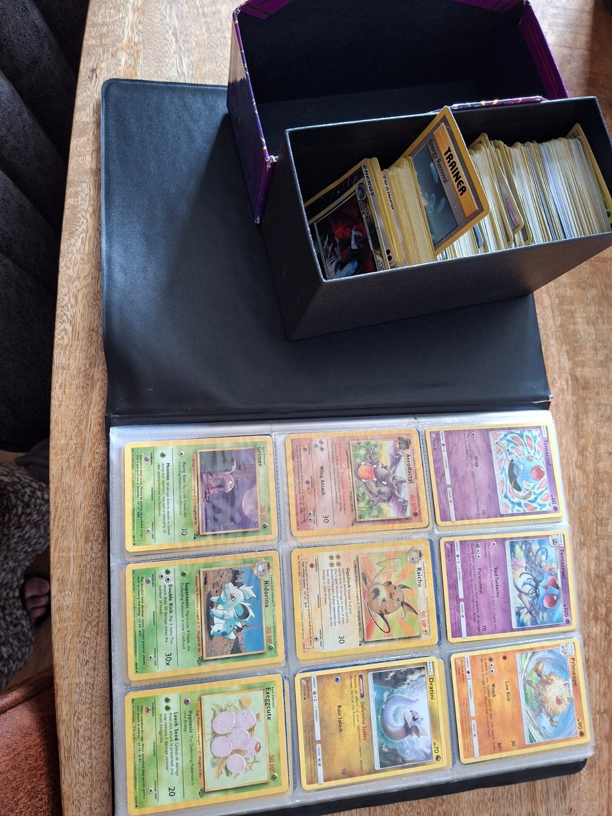 Grote verzameling Pokémon kaarten in map + etb, Ophalen of Verzenden, Gebruikt, Meerdere kaarten