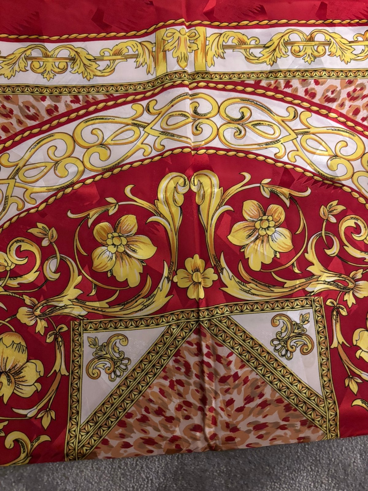 Prachtige vierkante barok sjaal 85x85 cm – Rood & Goud, Kleding | Dames, Ophalen of Verzenden, Zo goed als nieuw, Maat 46/48 (XL) of groter