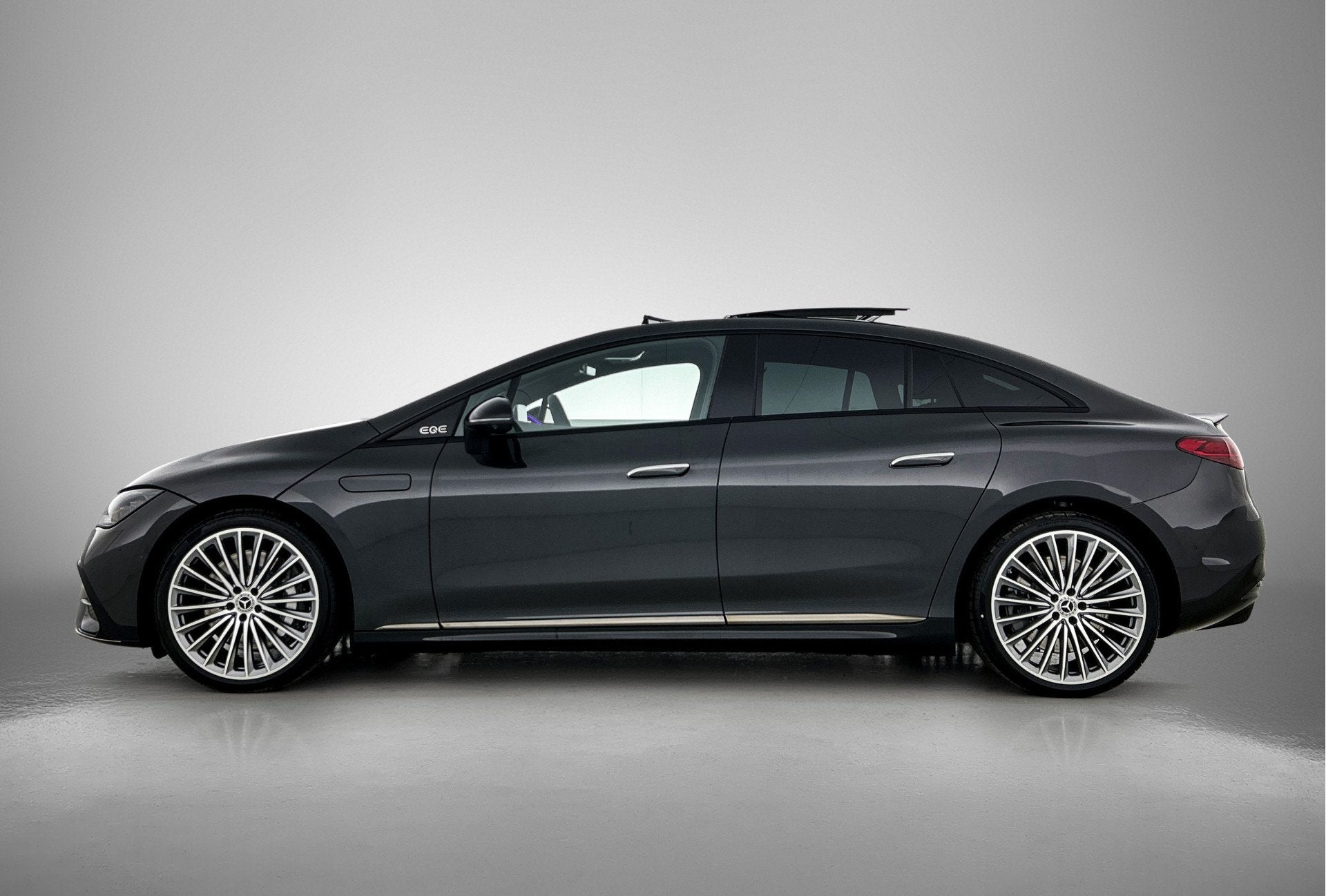 Mercedes-Benz EQE 300 Business Solution AMG 90 kWh | Premium, Auto's, Automaat, Achterwielaandrijving, 2275 kg, Zwart