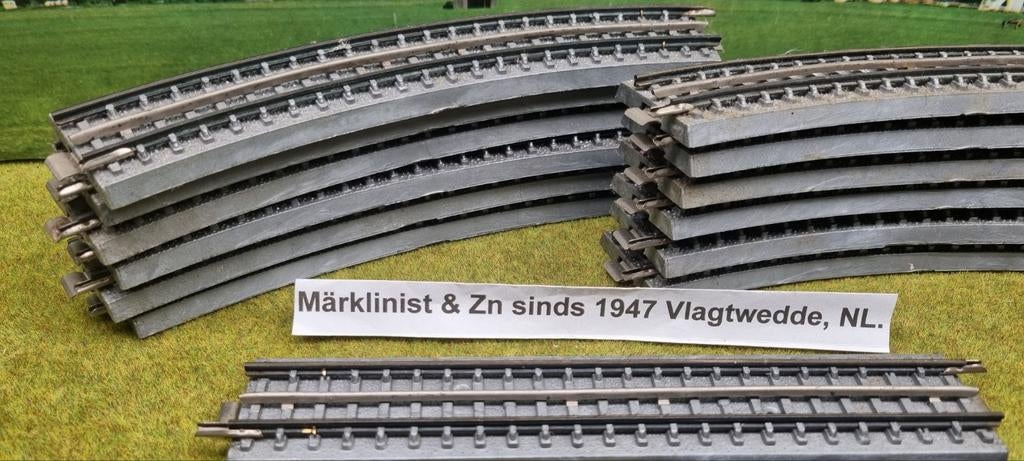 Märklin ( JUNIOR ) Zwitserland rails ovaal, Wisselstroom, Rails, Ophalen of Verzenden, Zo goed als nieuw