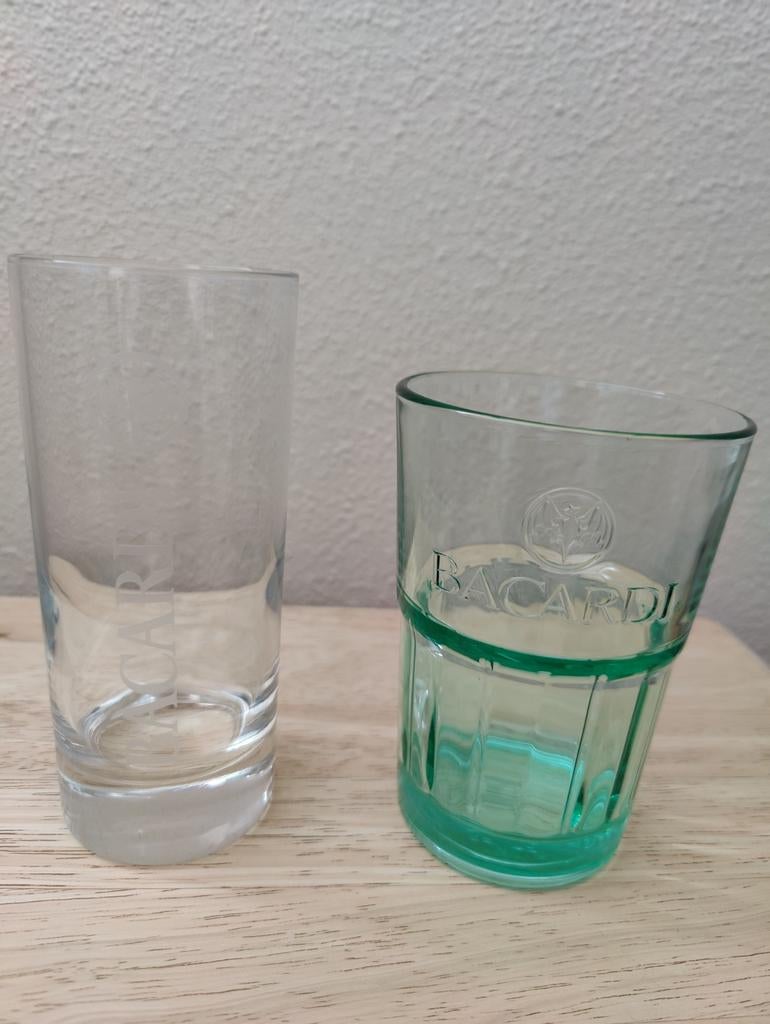 Twee Bacardi glazen, 1 groen glas en 1 glas met witte opdruk, Verzenden, Zo goed als nieuw, Overige typen