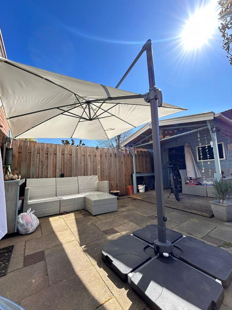 zweefparasol met kruisvoet en tegels en verlichting, Nieuw, Ophalen of Verzenden, Zweefparasol, Verstelbaar
