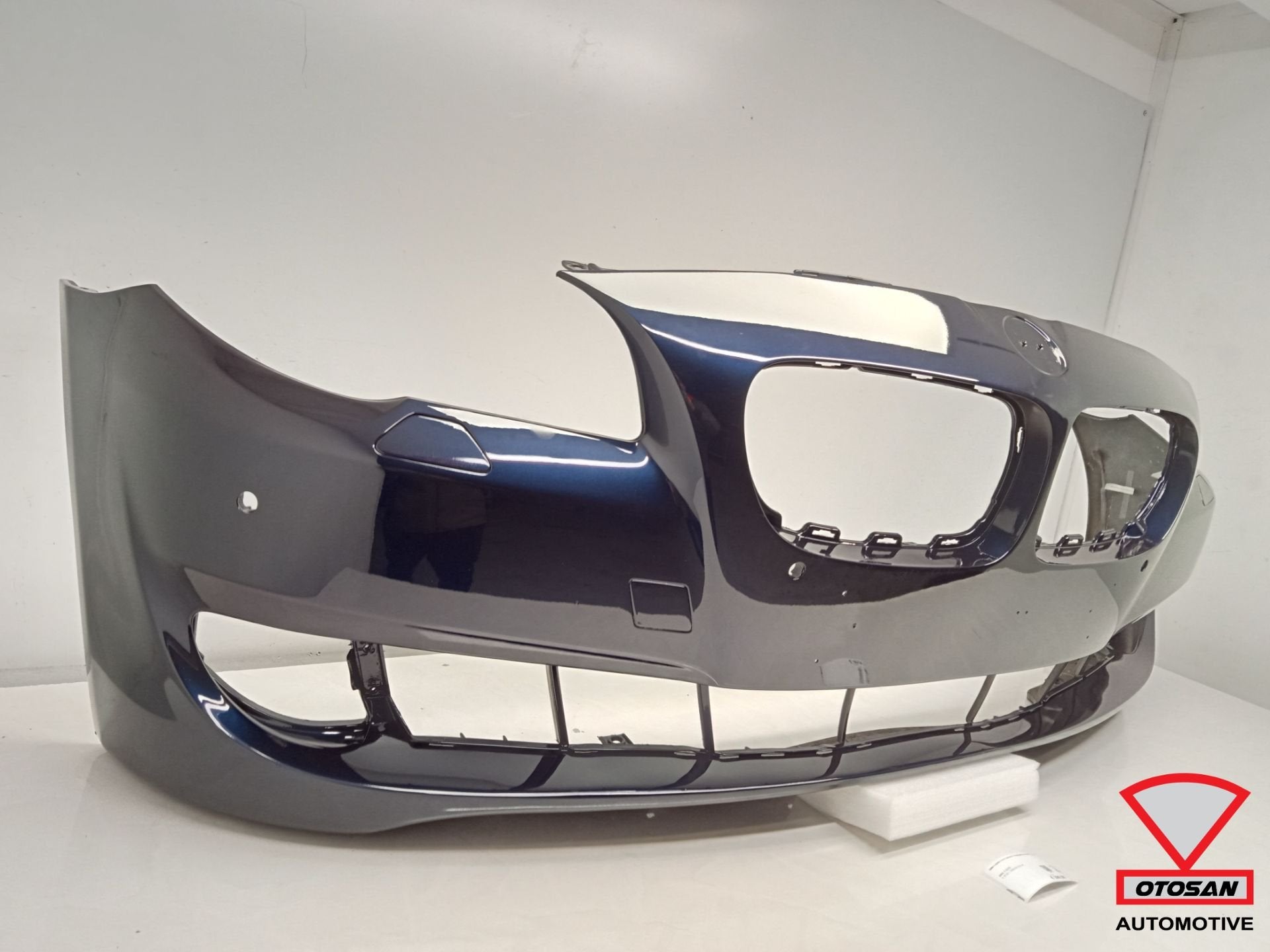 BMW 5 serie F10 F11 2010-2013 Voorbumper M-Pakket Origineel, Petuelring 130
80788  Munich, DE, Gebruikt, Voor, Info@bmw.de