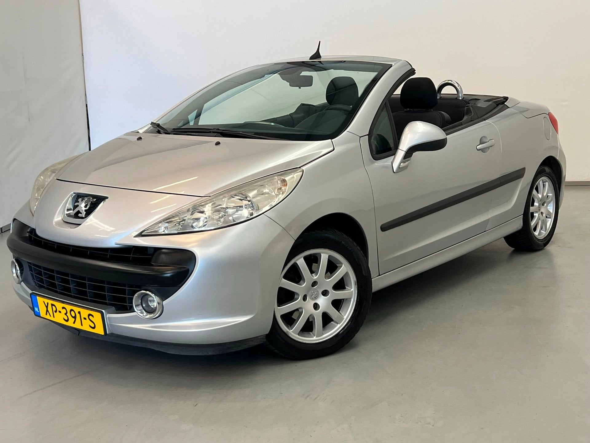 Peugeot 207 CC 1.6 VTi / Windscherm / Stoelverwarming, Voorwielaandrijving, Gebruikt, Zwart, 4 cilinders