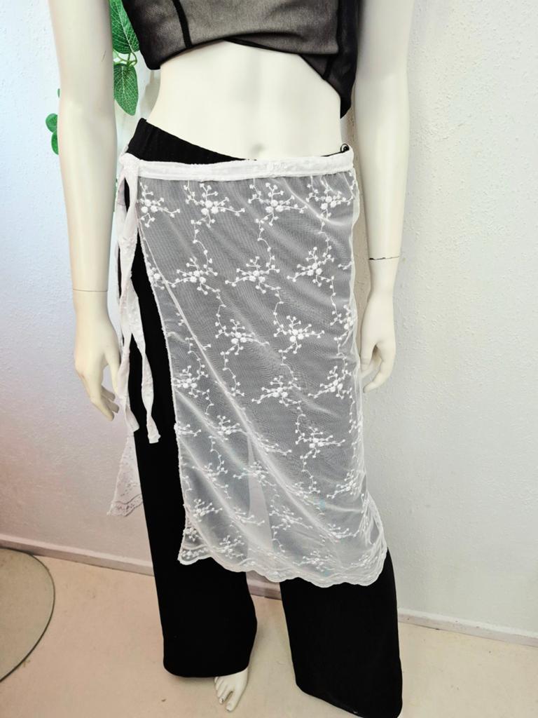 Upcycled transparante rok met geborduurde roosjes S/M, Kleding | Dames, Rokken, Maat 38/40 (M), Wit, Ophalen of Verzenden, Zo goed als nieuw