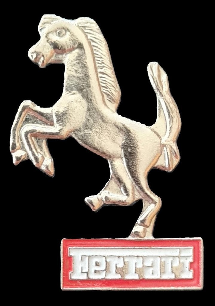 Ferrari pin- zilverkleurig met tekst in rood, Verzenden, Nieuw, Transport, Speldje of Pin