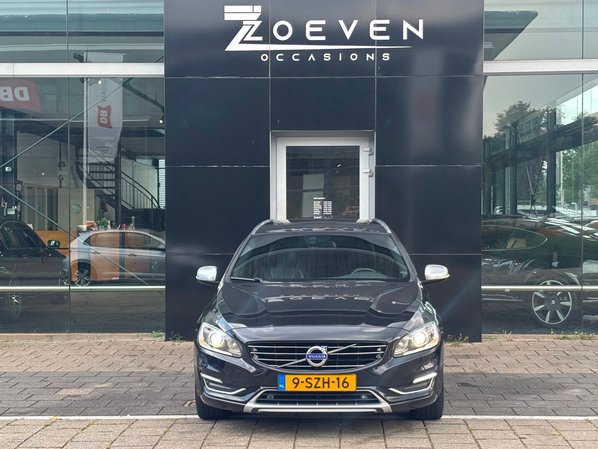 Volvo V60 2.4 D6 AWD Plug-In Hybrid Summum, Auto's, Automaat, Automatische klimaatregeling, Zwart, Vierwielaandrijving
