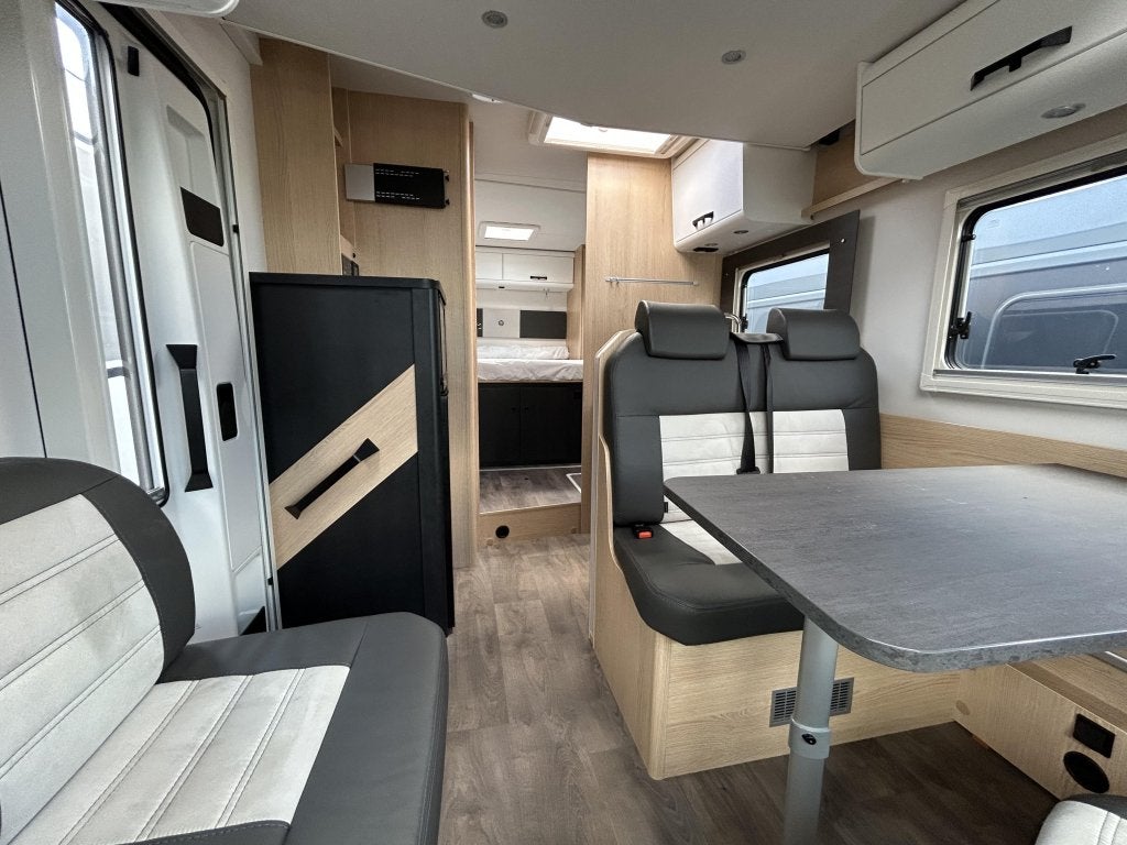 Sunlight T 690 L Queensbed + Hefbed, Caravans en Kamperen, Campers, Sunlight, Ford, Bedrijf, Half-integraal