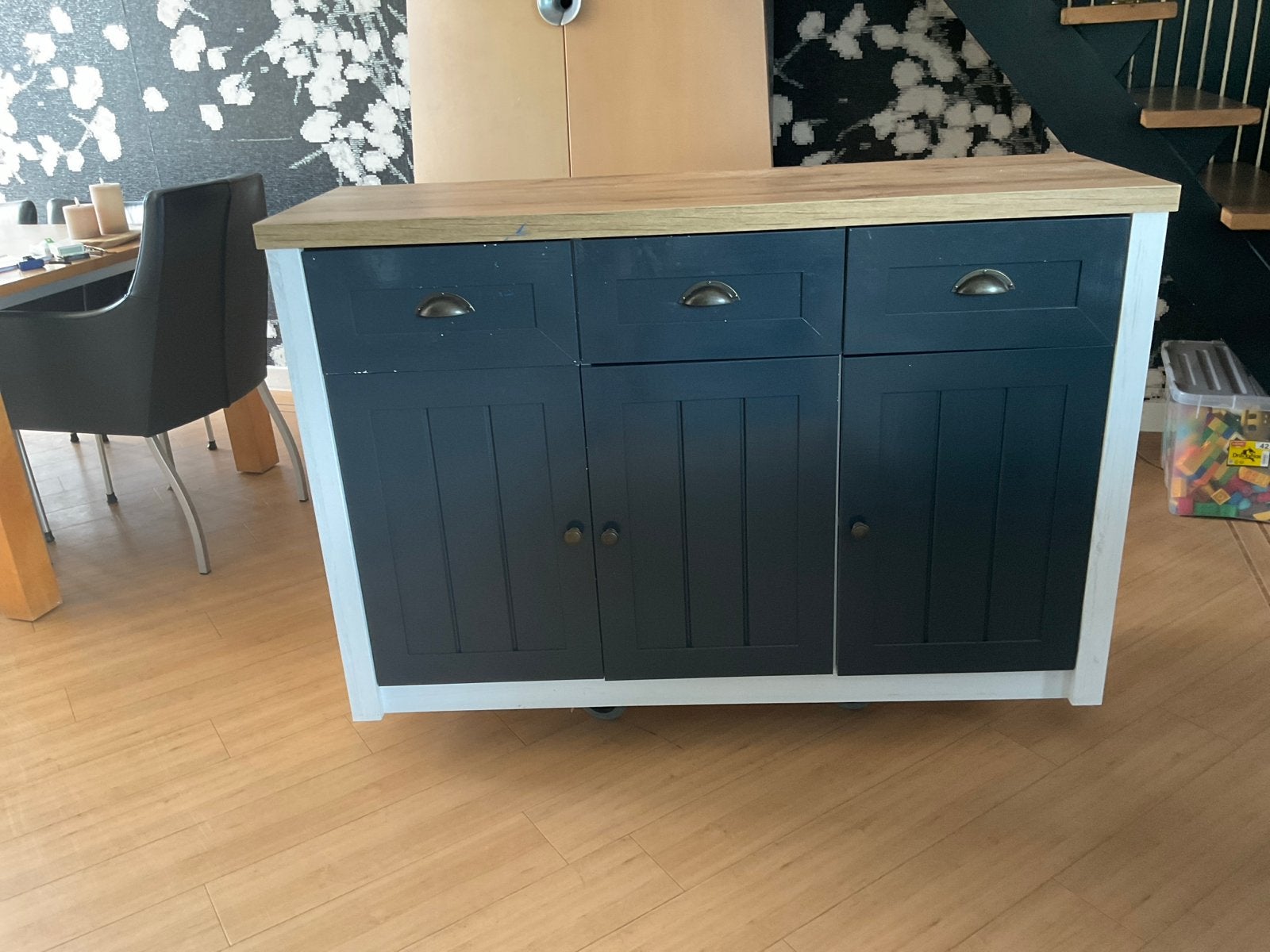 Gratis Dressoir - 2 jaar oud - ZSM ophalen in Hellevoetsluis, Ophalen, Gebruikt, 100 tot 150 cm, Met lade(s)