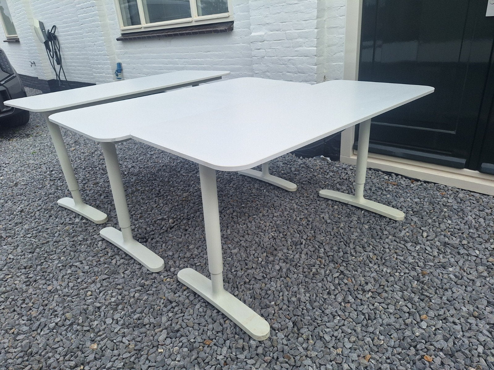 3x IKEA Bekant bureau140x80 - Wit, in hoogte verstelbaar, Ophalen, Zit-sta bureau, Gebruikt, Spaanplaat of MDF