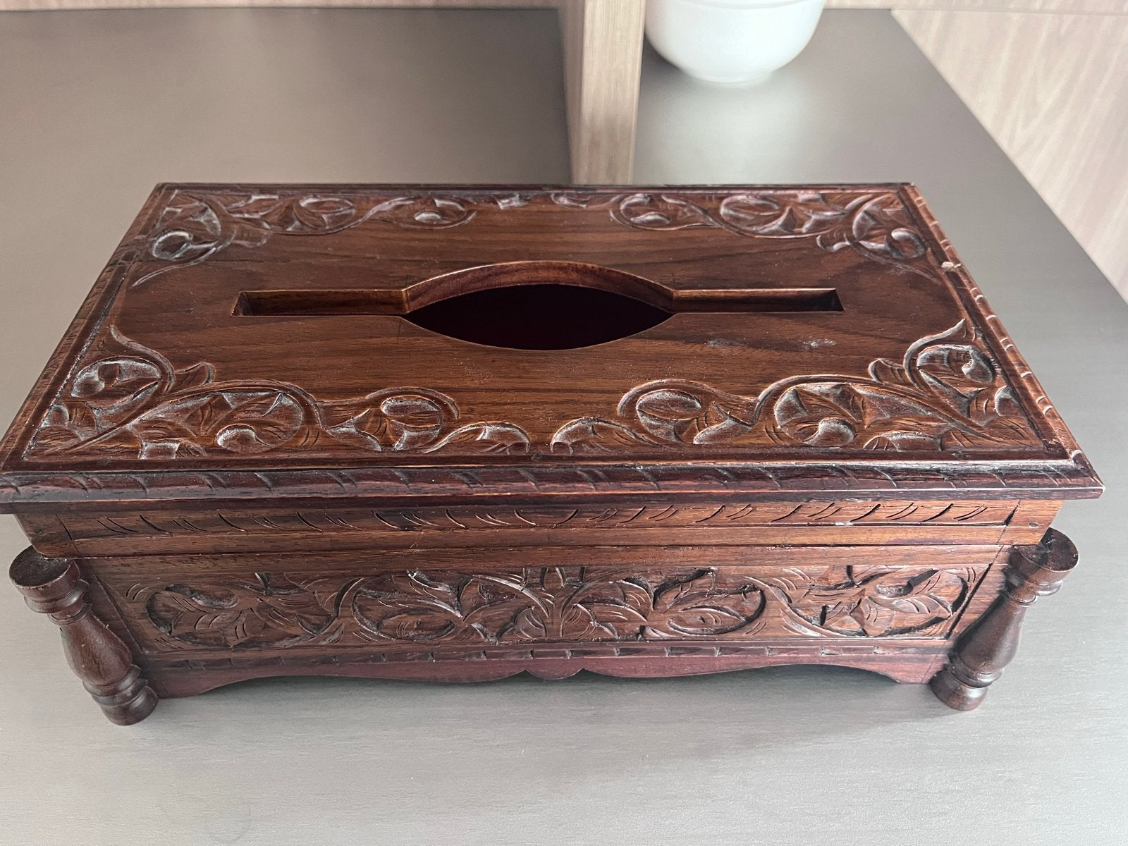Houten tissuebox met handgesneden details, Ophalen, Hout, Bruin, Klassiek
