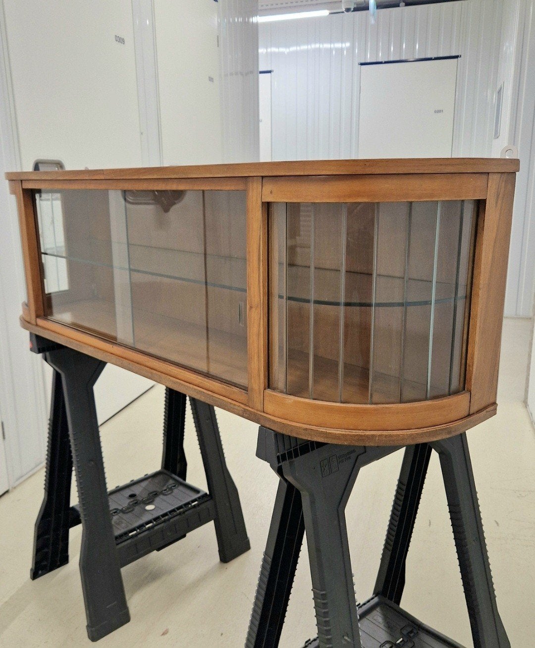 Vintage Wandvitrine met Gebogen Glas - Uniek Retro Design