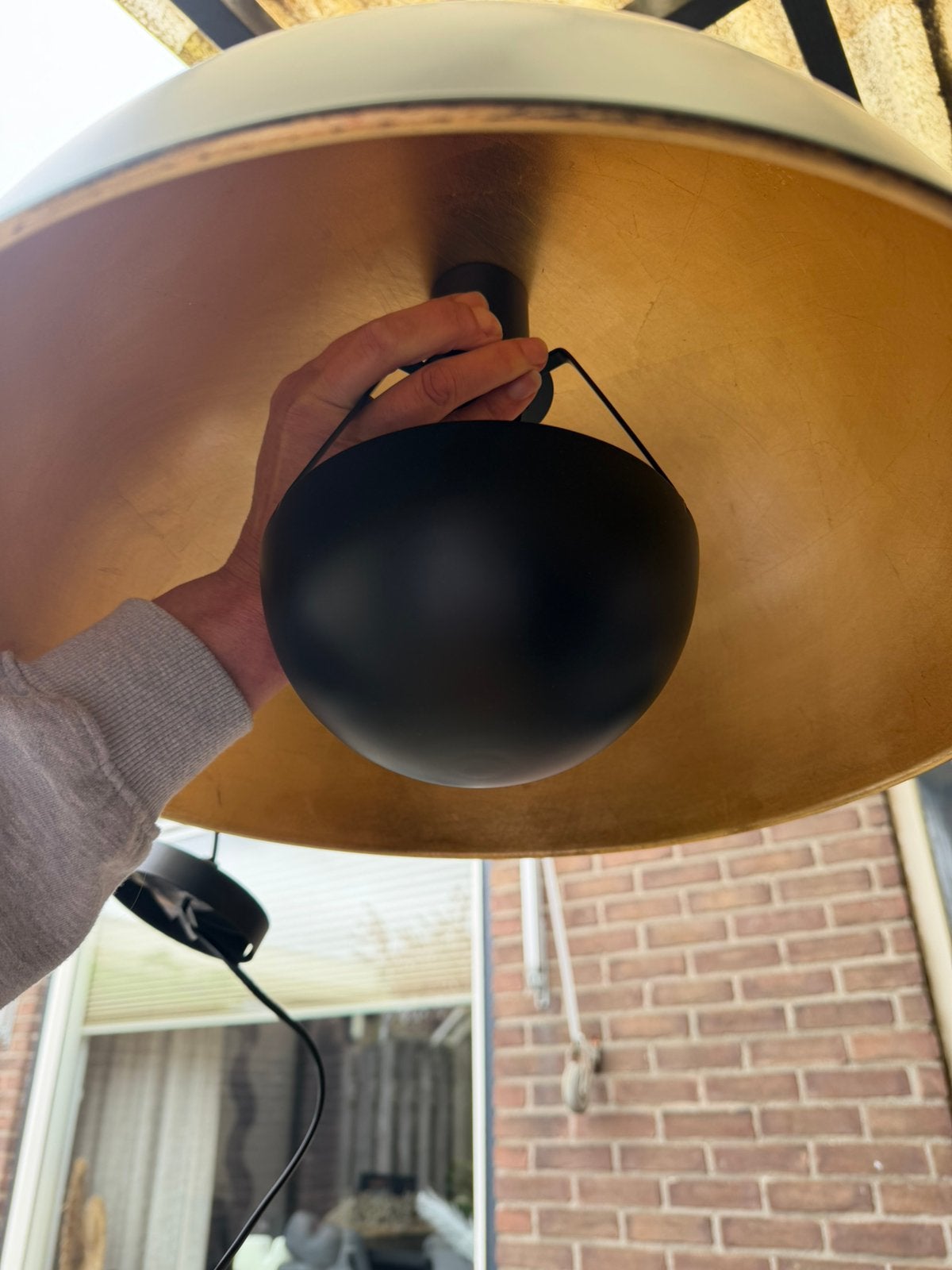 Zwarte hanglamp met gouden binnenkant, Huis en Inrichting, Lampen | Hanglampen, Ophalen, Zo goed als nieuw