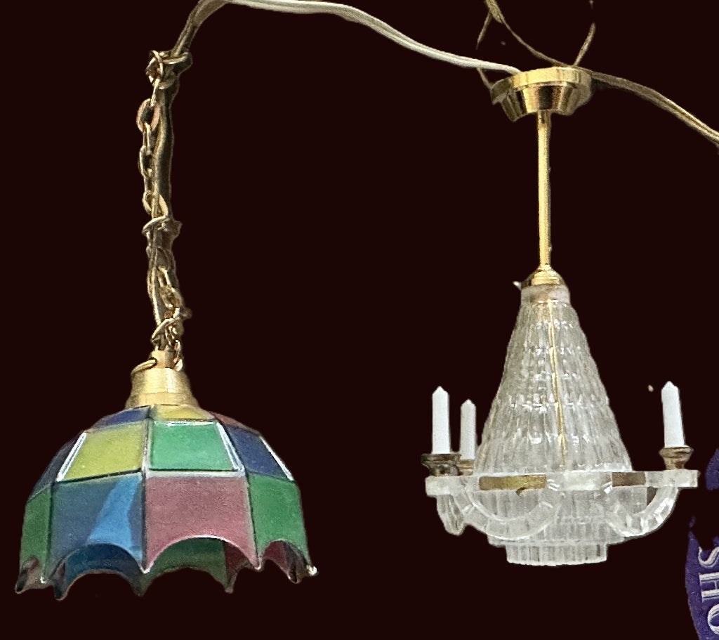Poppenhuis hanglampen met bedrading tiffany en kroonluchter, Verzamelen, Poppenhuizen en Toebehoren, Ophalen, Zo goed als nieuw