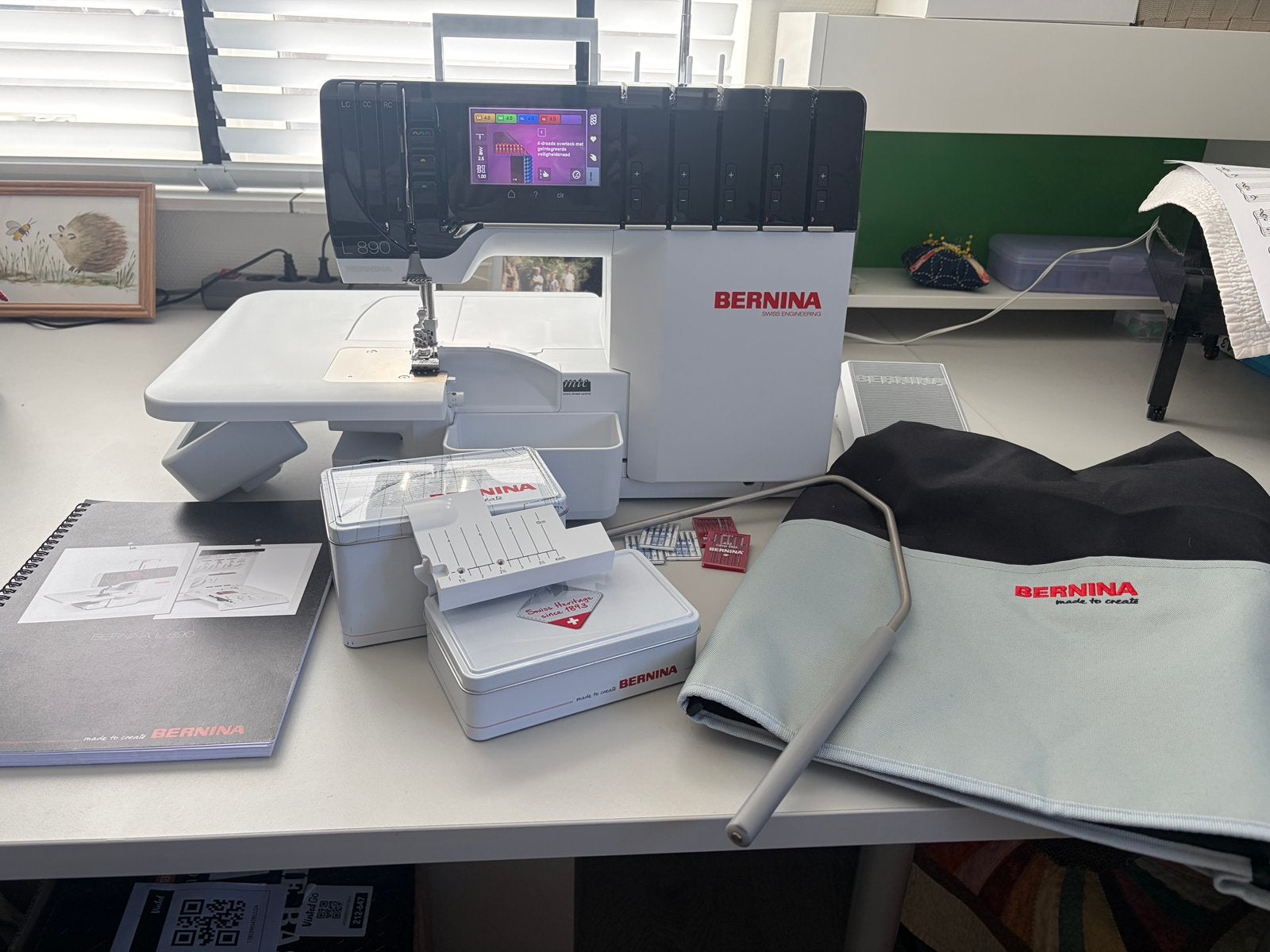 Bernina L890 overlockmachine & trolley, Ophalen, Zo goed als nieuw, Lockmachine, Bernina