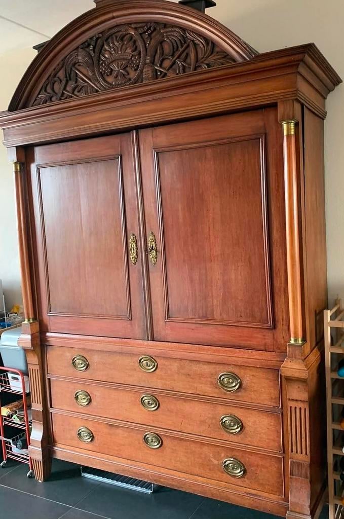 Antieke boogkast, 200 jaar oud, in goede staat, Ophalen
