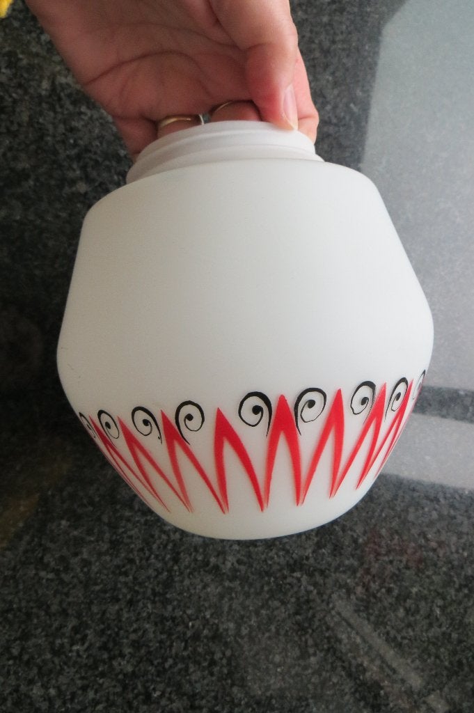 Retro vintage lampenbol / plafonnière, mat wit glas en rood, Ophalen of Verzenden