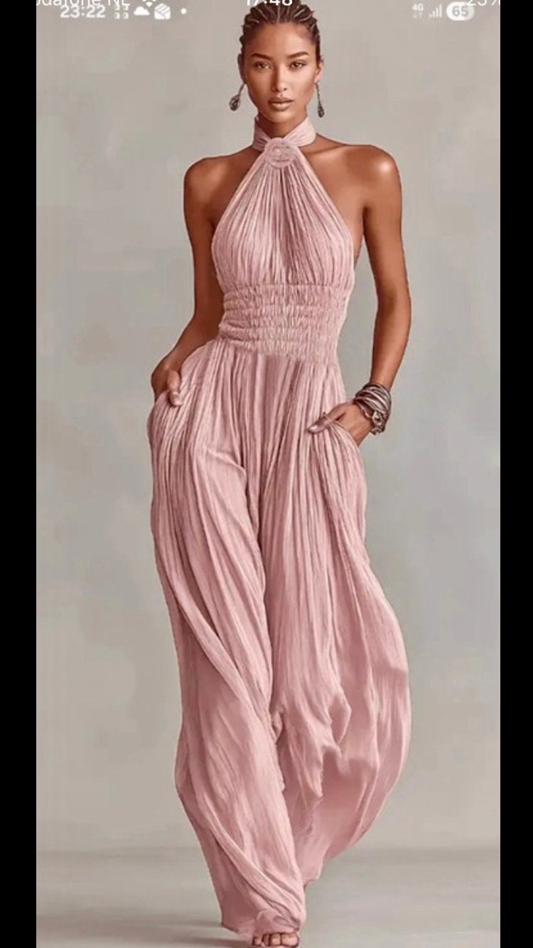 Pleated Jumpsuit in Powder Pink Colour and Halter Neck, Kleding | Dames, Verzenden, Nieuw, Maat 38/40 (M), Roze