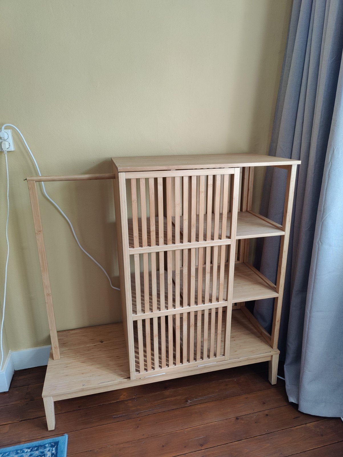 Bamboe IKEA Nordkisa kastje met schuifdeur en planken, Ophalen, Zo goed als nieuw