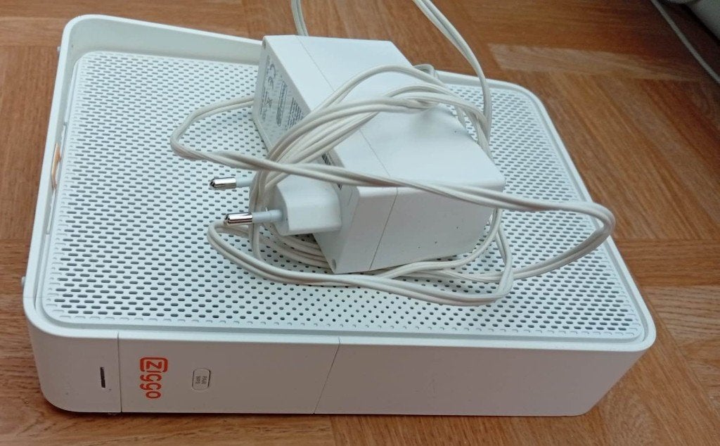 Ziggo modem CH7465LG-ZG + Voeding, Computers en Software, Ophalen of Verzenden, Zo goed als nieuw, Router met modem, Ziggo