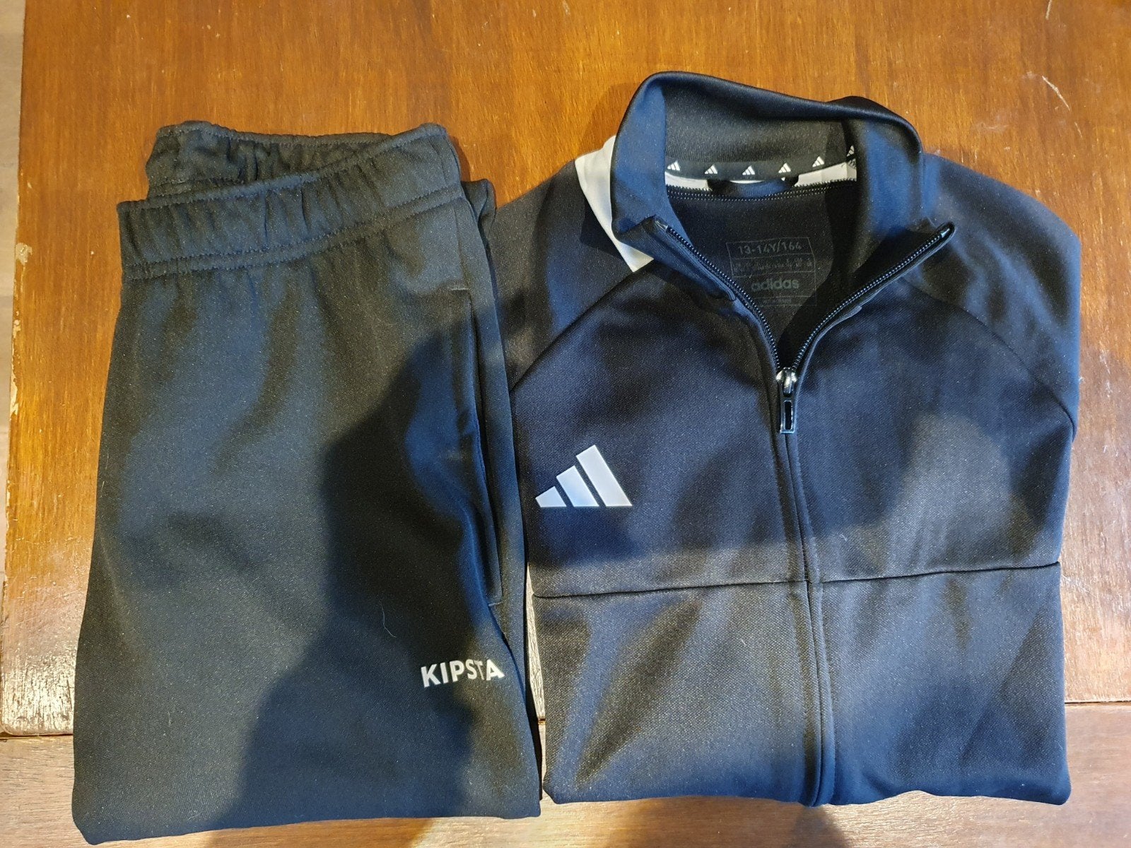 trainingsjas en broek 164, Kinderen en Baby's, Broek, Jongen of Meisje, Ophalen of Verzenden, Zo goed als nieuw