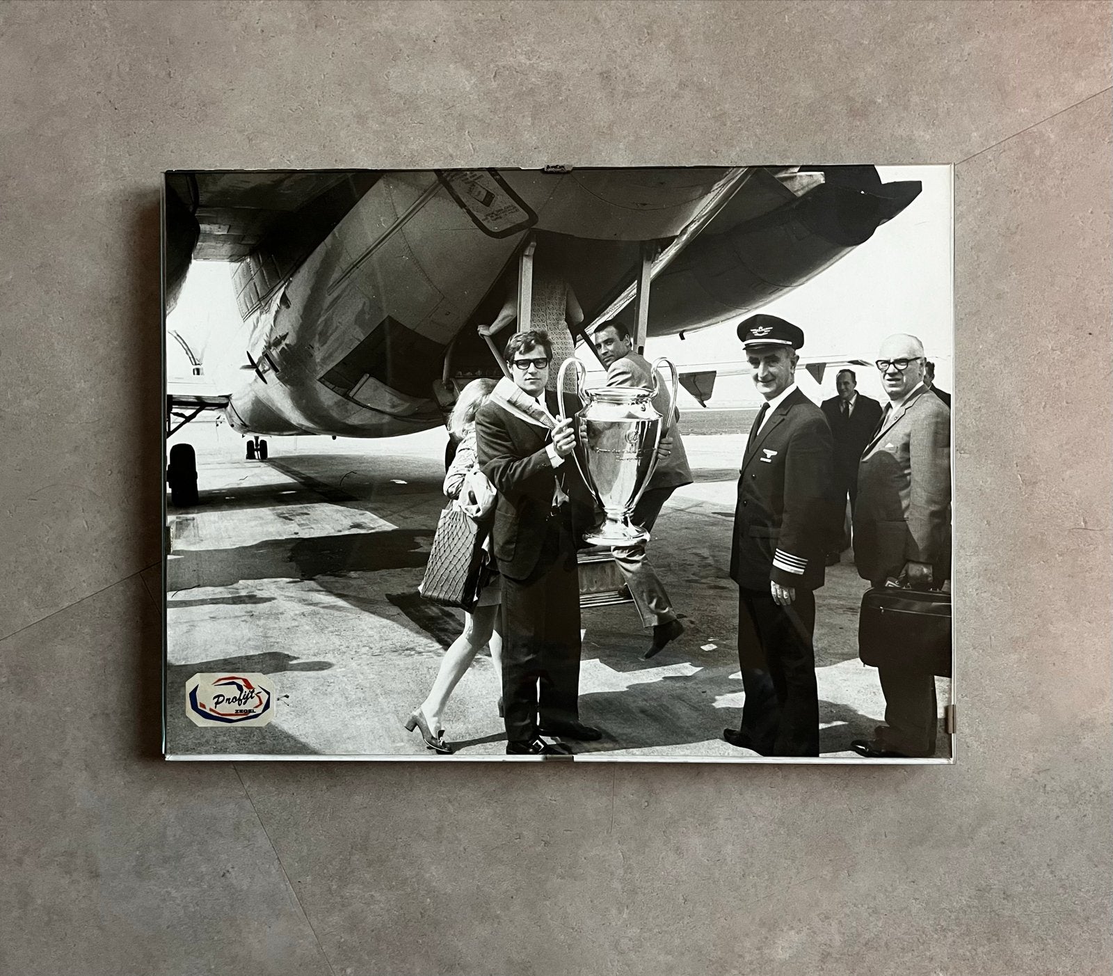 Foto Rinus Israël met Europa Cup I beker, Minder dan 50 cm, Gebruikt, Ophalen of Verzenden, Foto of Poster