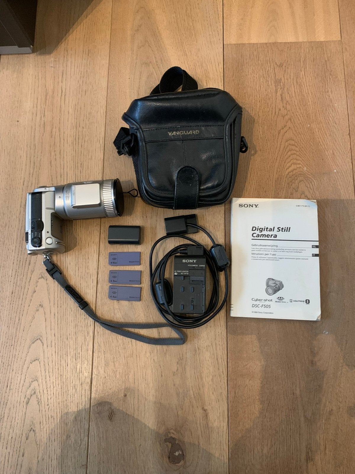 Sony Cyber-shot DSC-F505 Digitale Camera met Accessoires, Audio, Tv en Foto, Ingebouwde flitser, Gebruikt, Ophalen of Verzenden