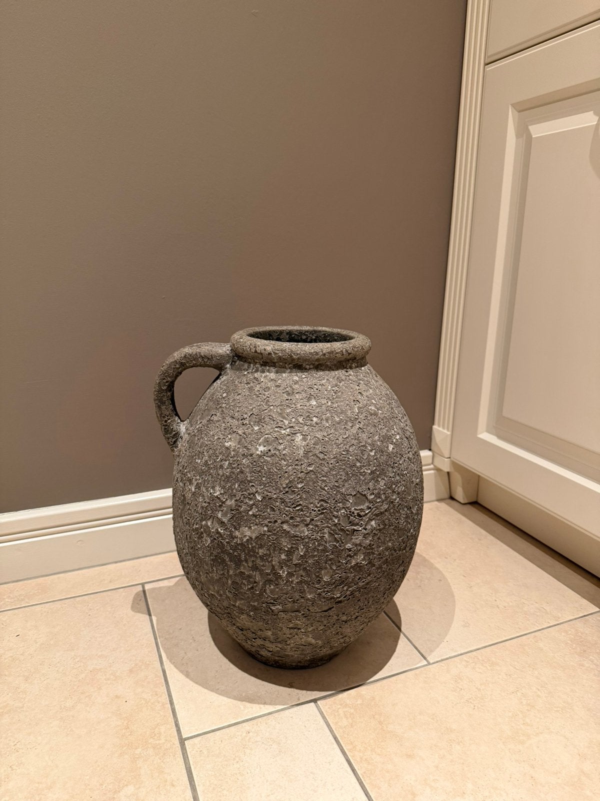 NIEUWE GROTE SOBERE STENEN KRUIK VAAS POT MET OOR, Huis en Inrichting, Woonaccessoires | Vazen, Ophalen, Bruin, Met handvat, Nieuw