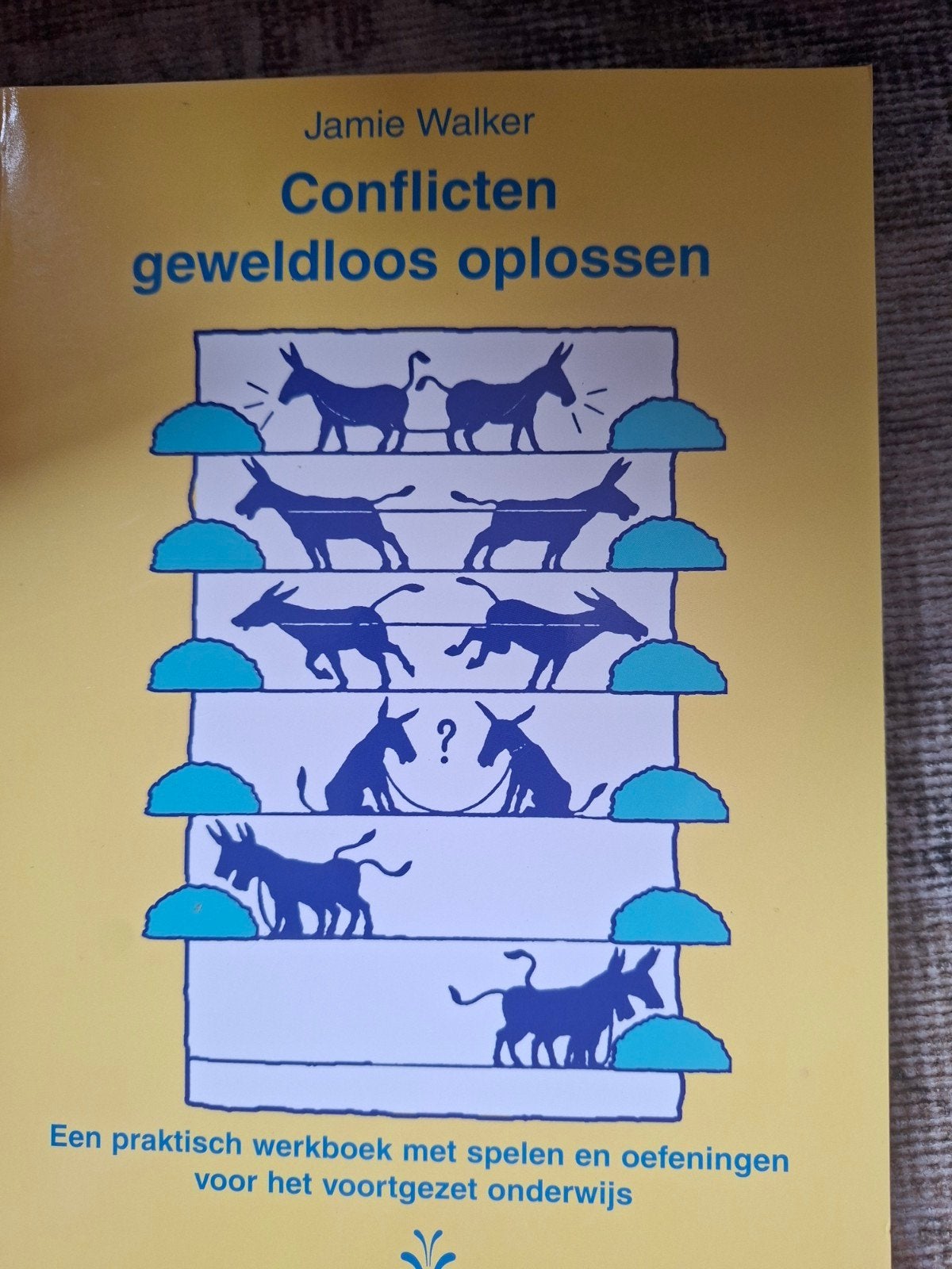 J. Walker - Conflicten geweldloos oplossen, Sociale wetenschap, Ophalen of Verzenden, Zo goed als nieuw, J. Walker