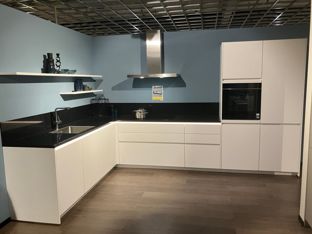 Greeploze witte hoekkeuken met luxe Siemens apparatuur, Ophalen, Wit, Hoekkeuken, Zo goed als nieuw