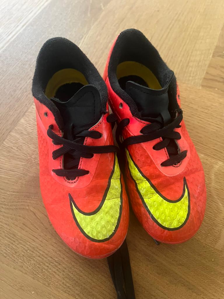 Nike voetbalschoen 29.5, Sport en Fitness, Voetbal, Maat XS of kleiner, Ophalen of Verzenden, Zo goed als nieuw, Schoenen