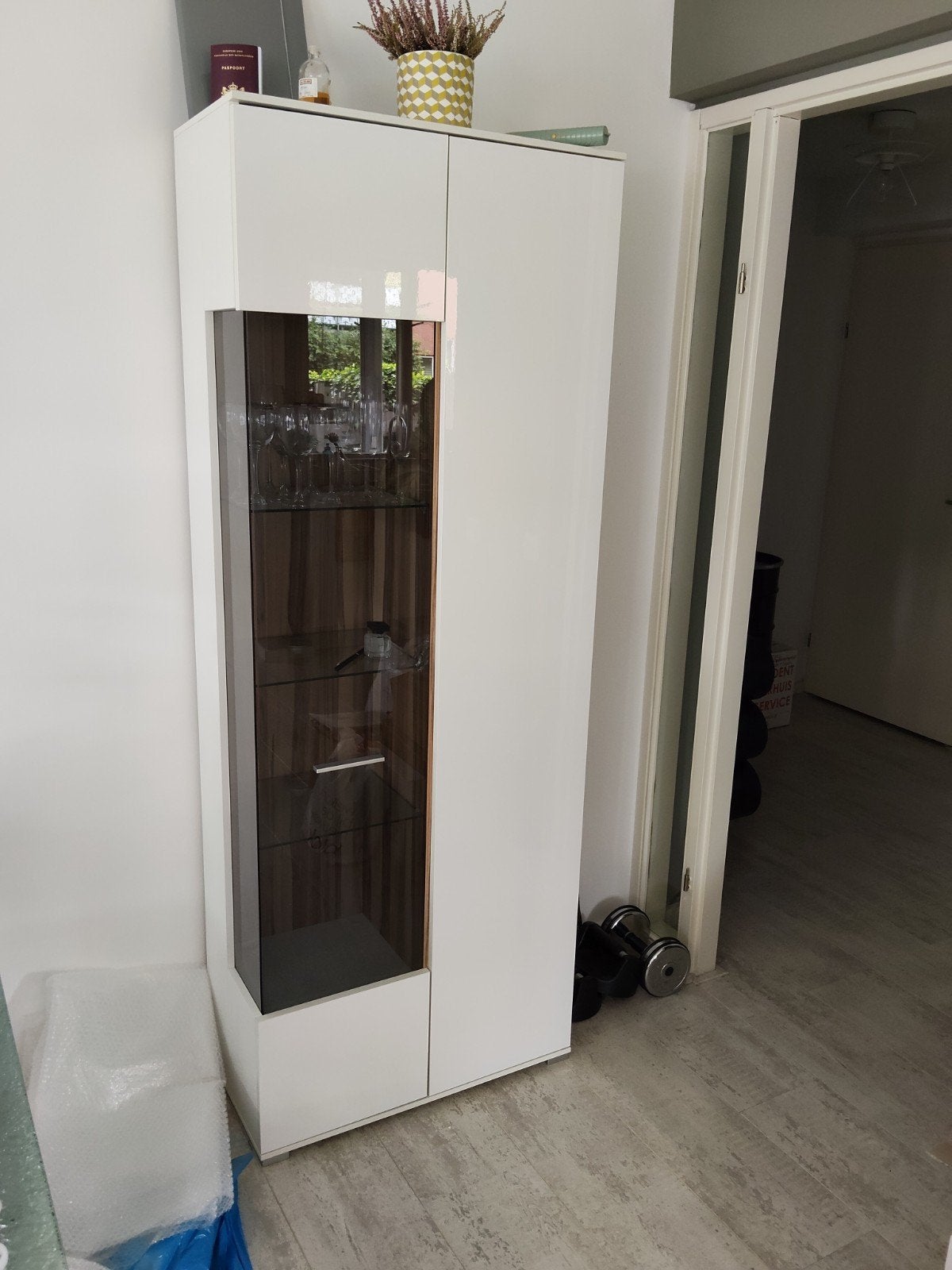 Witte hoogglans vitrinekast met verlichting, Ophalen, Strak modern, Glas, 50 tot 100 cm