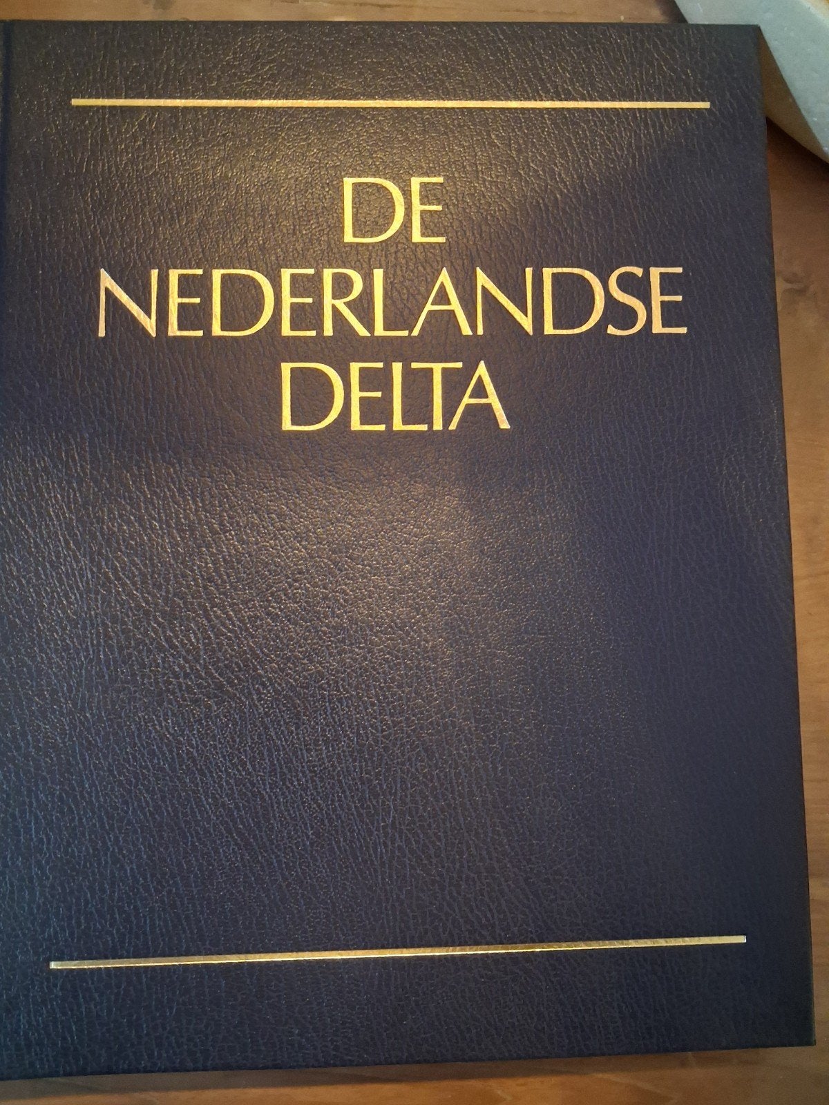 De Nederlandse Delta - Koninklijke Nederlandse Akademie, Boeken, Maatschappij en Samenleving, Ophalen of Verzenden, Zo goed als nieuw