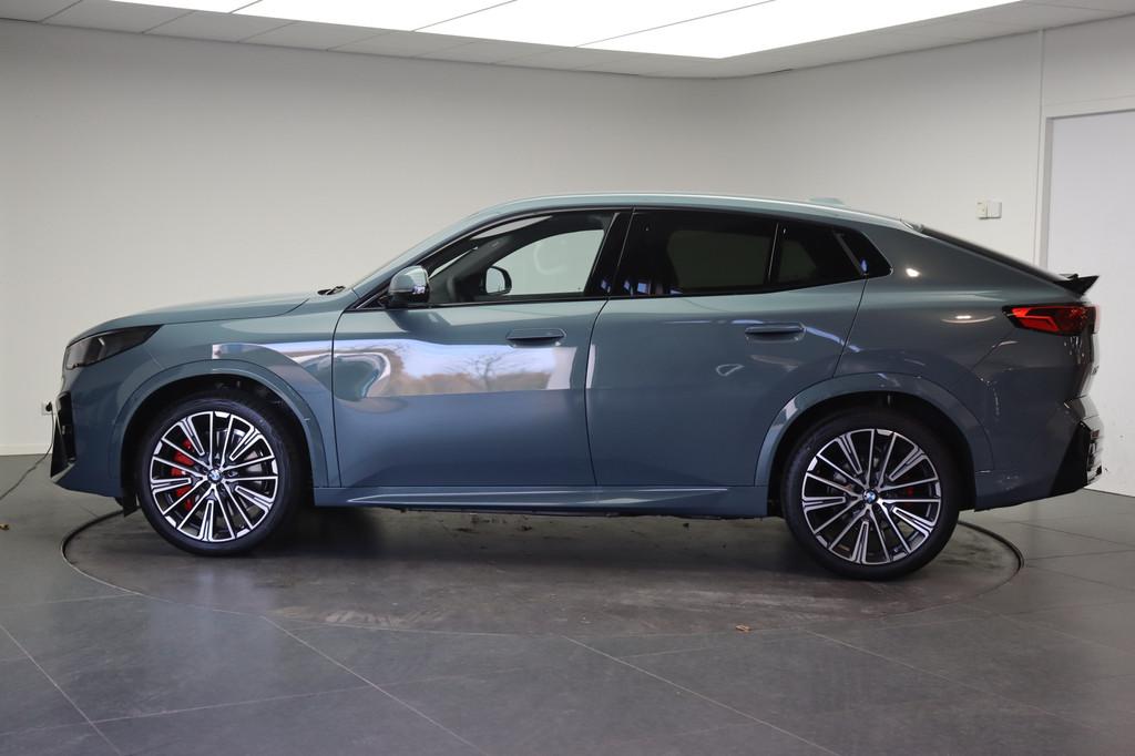 BMW iX2 eDrive20 M Sport / Sportstoelen / Achteruitrijcamera, Auto's, BMW, IX2, Met garantie (alle), 204 pk, SUV of Terreinwagen
