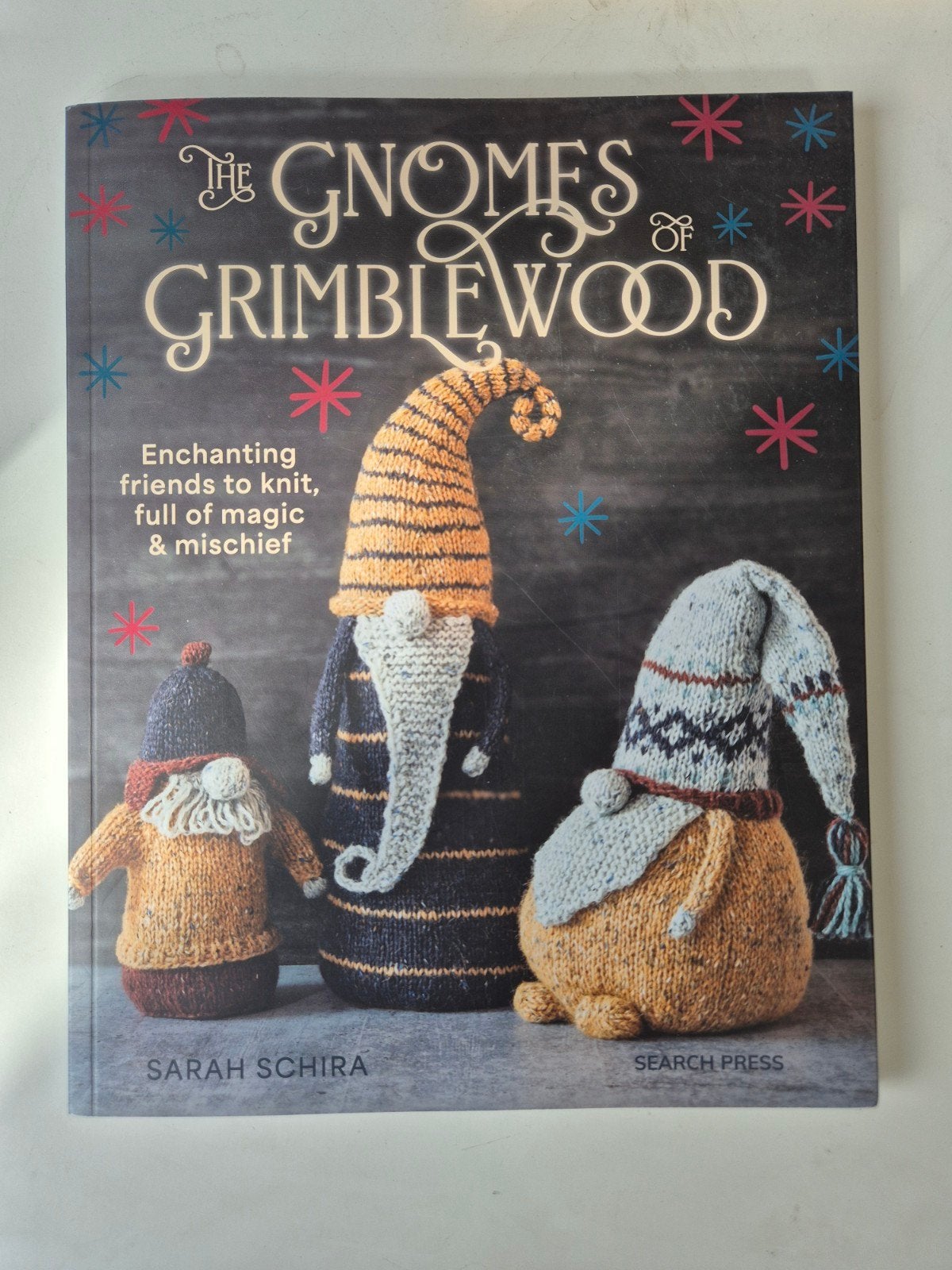 Sarah Schira - The gnomes of Grimblewood, Breien en Haken, Ophalen of Verzenden, Geschikt voor kinderen, Nieuw