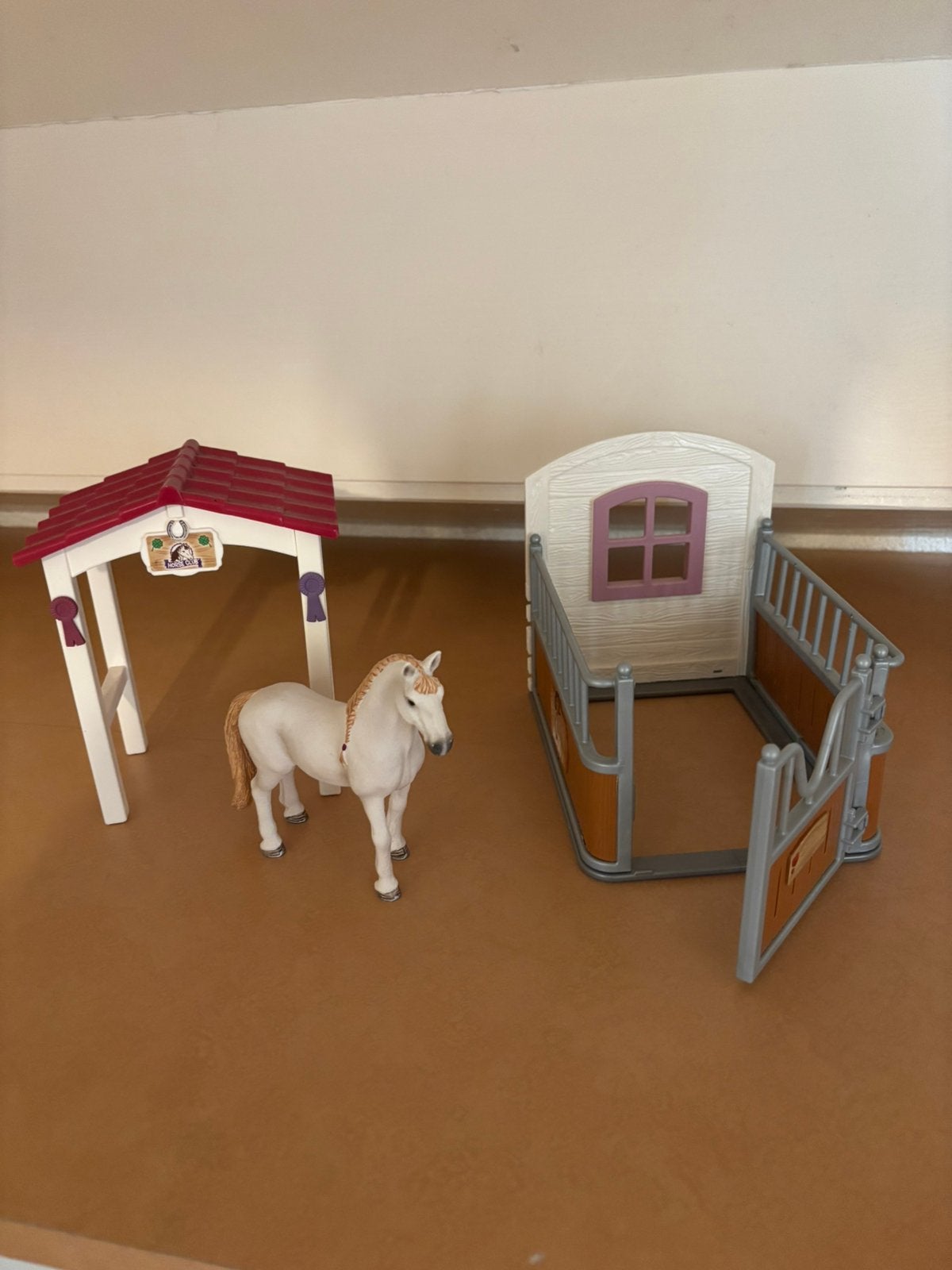 Schleich paard met stal, Ophalen of Verzenden, Zo goed als nieuw, Paard, Beeldje of Figuurtje