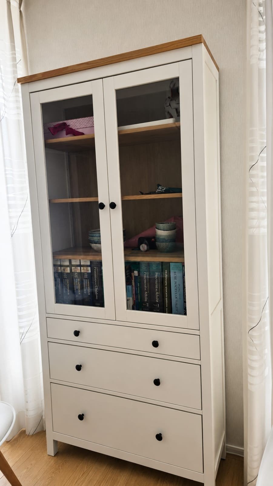 HEMNES .Glass-door cabinet with 3 drawers, white stain, Ophalen, 50 tot 100 cm, Zo goed als nieuw, Minder dan 100 cm