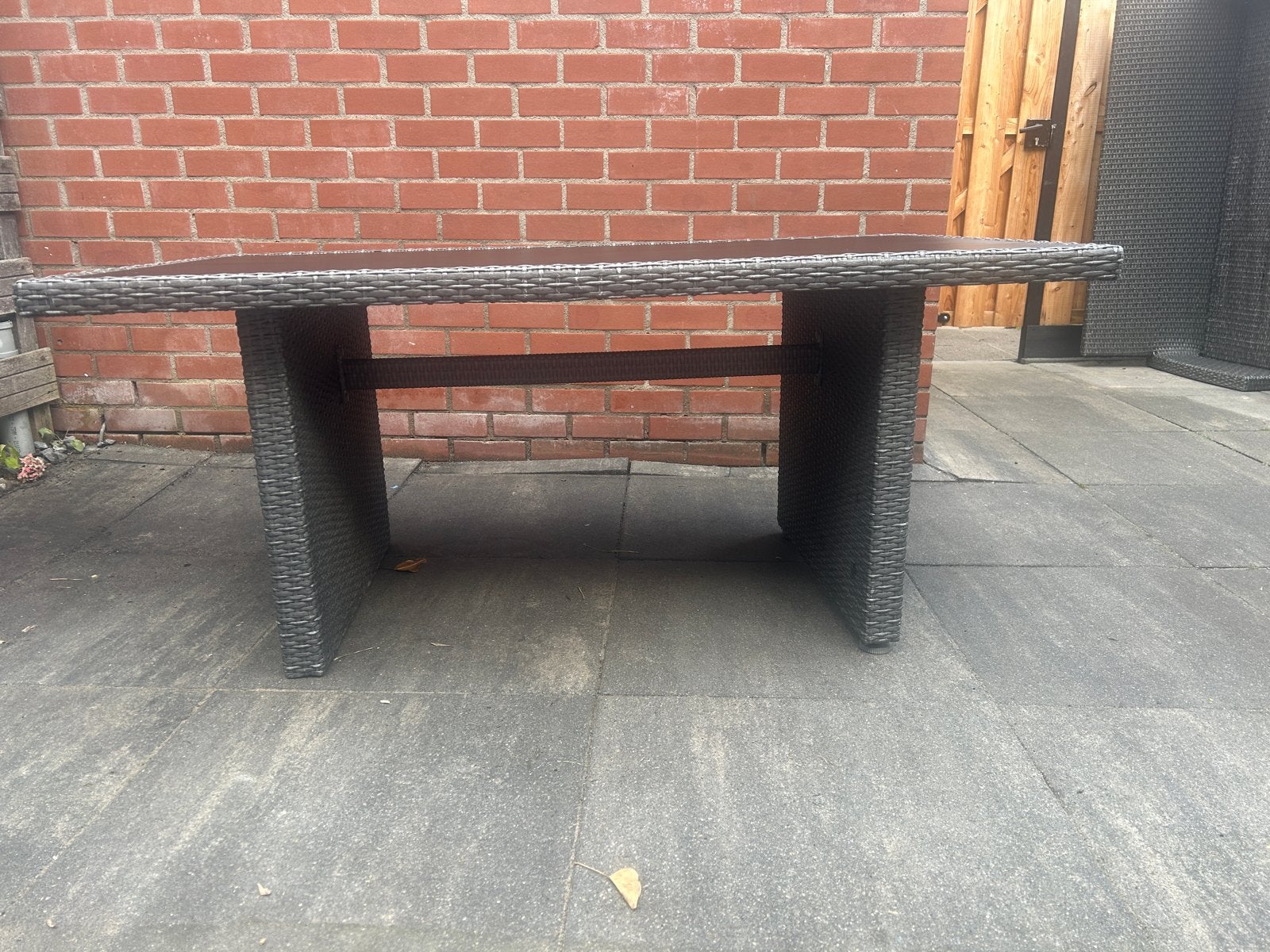 Foto 3 van Wicker tuintafel met glazen blad