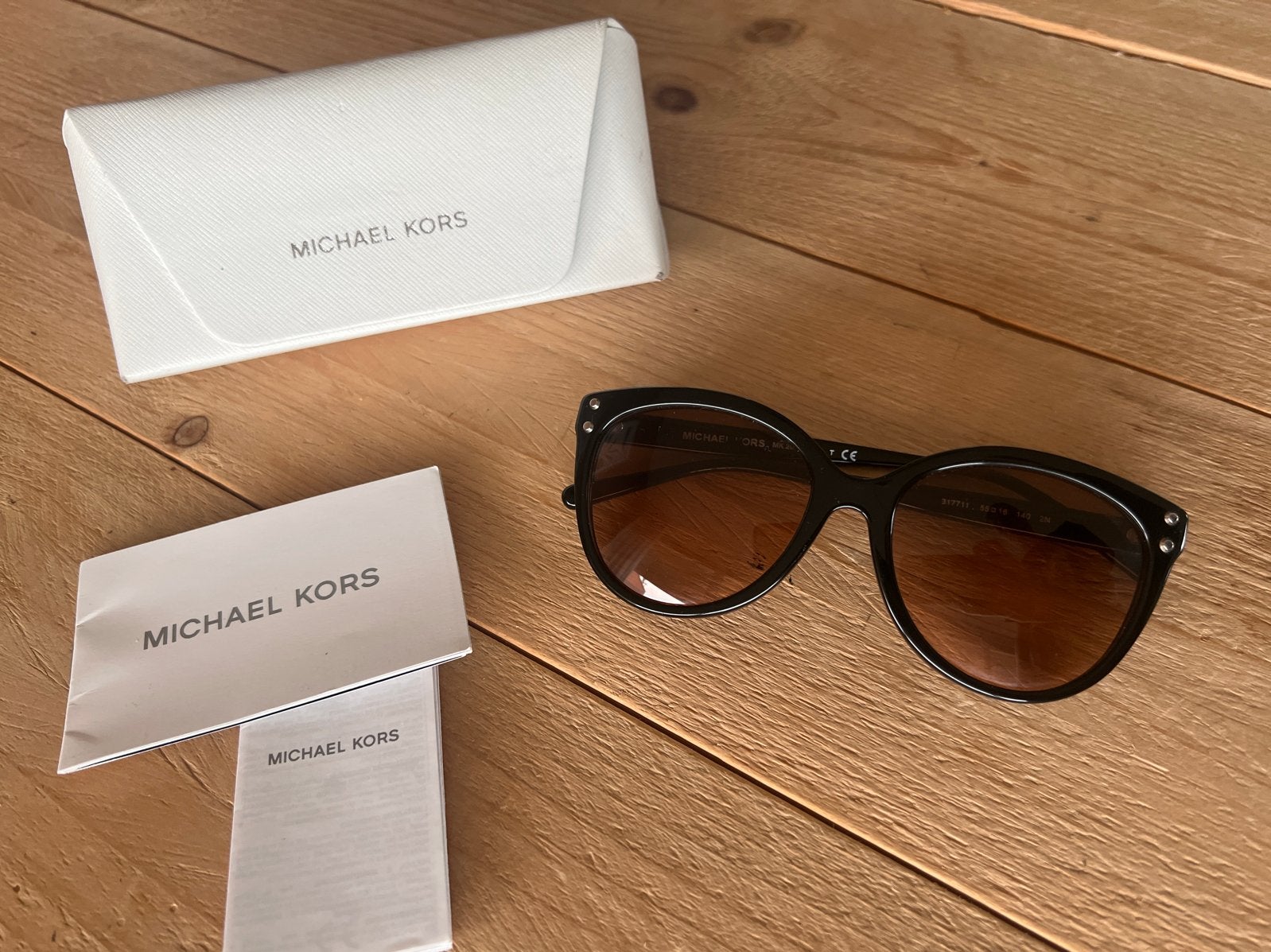 Michael Kors Zonnebril met etui en boekjes, Sieraden, Tassen en Uiterlijk, Overige merken, Zonnebril, Zwart, Ophalen of Verzenden