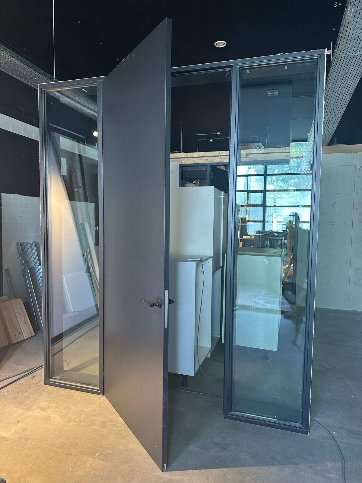 Moderne glazen scheidingswand met geluidsdichte deur en glas, Doe-het-zelf en Verbouw, Gebruikt, 215 cm of meer, Binnendeur, Hout
