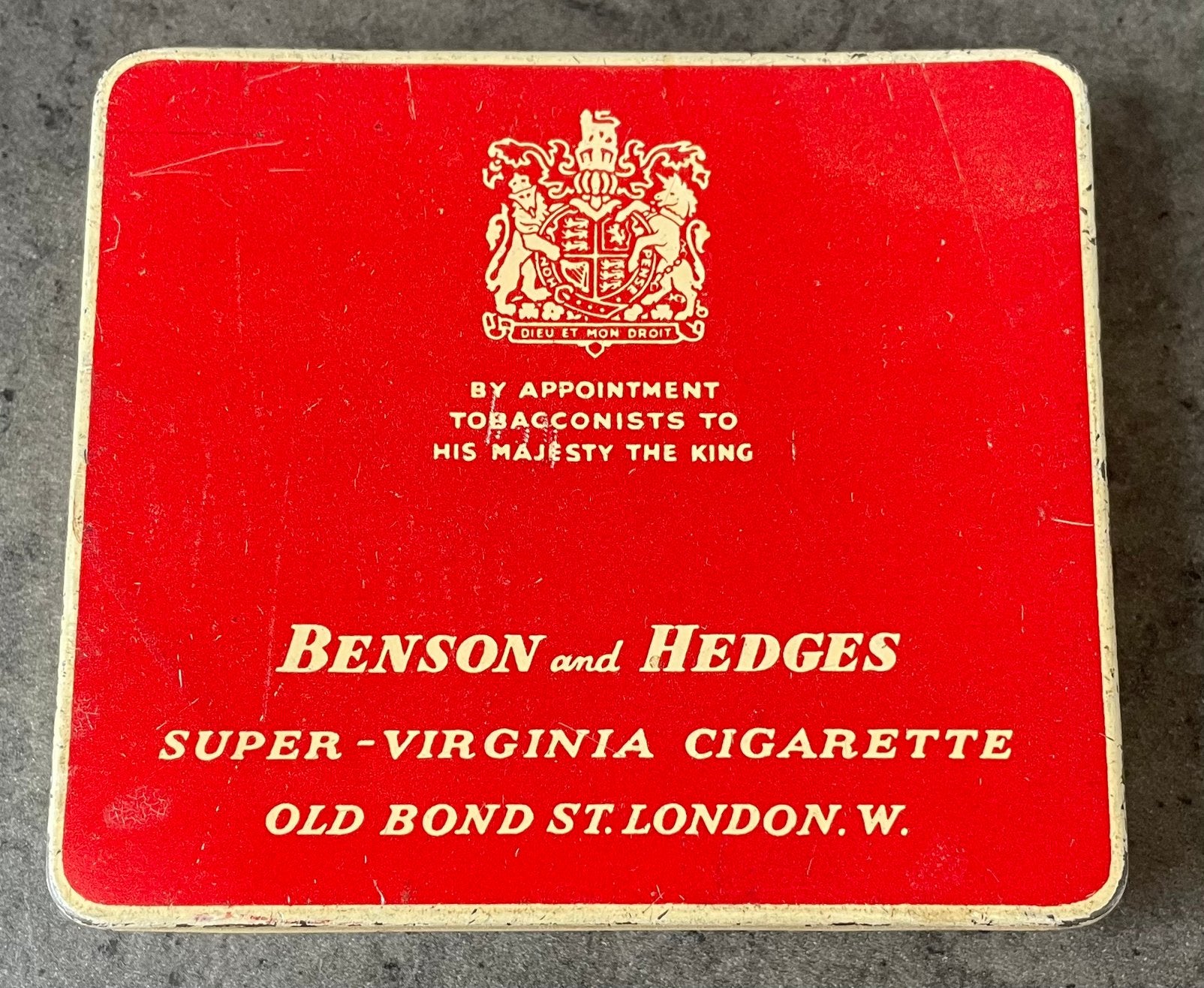 Brits Benson and Hedges sigarettenblikje WO2, Ophalen of Verzenden, Engeland, Embleem of Badge