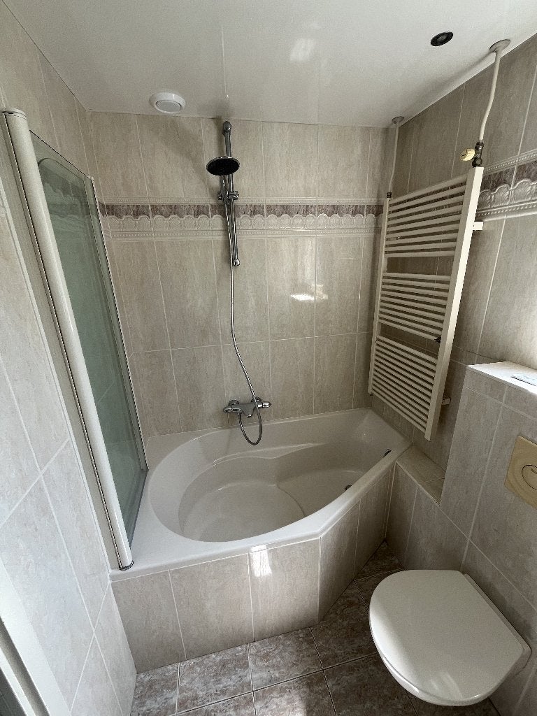 Badkamer bad / douche / toilet / wastafel met spiegel, Ophalen, Gebruikt, Met douche