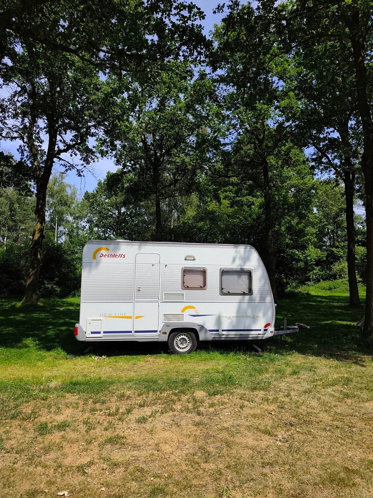 Dethleffs New Line 420 DB met Isabella voortent, Caravans en Kamperen, Caravans, Vast bed, Koelkast, Treinzit, Particulier