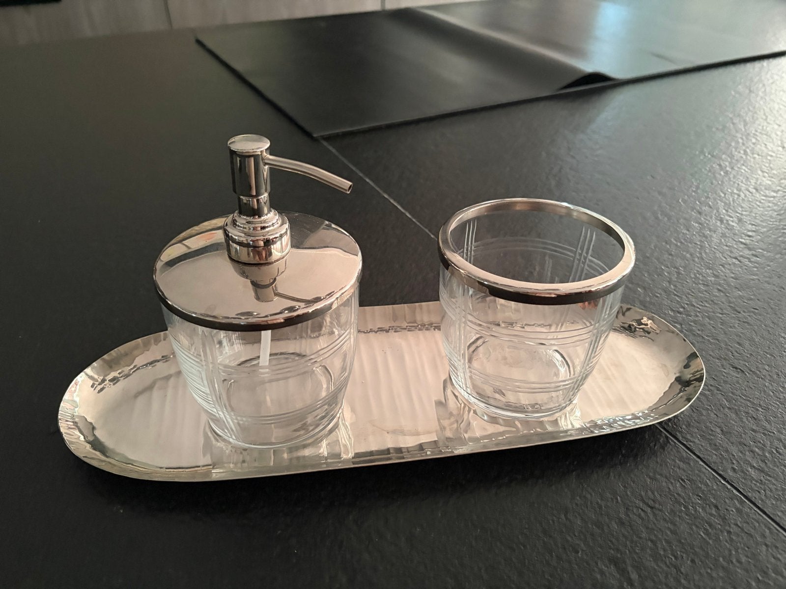Luxe Zeepdispenser en Tandenborstelhouder Set met Dienblad, Ophalen, Zo goed als nieuw, Zilver, Zeepdispenser/zeepbakje