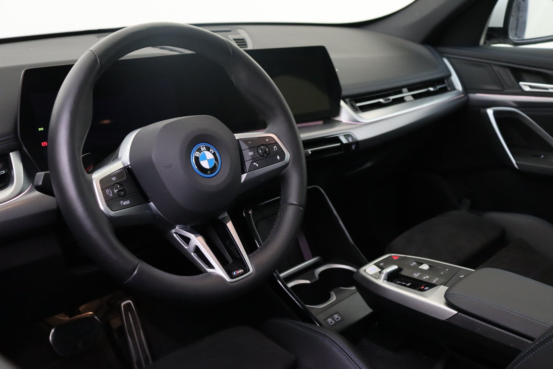 BMW iX1 eDrive20 M Sport / Panoramadak / Sportstoelen / Comf, Dealer onderhouden, Gebruikt, Met garantie (alle), 24 min