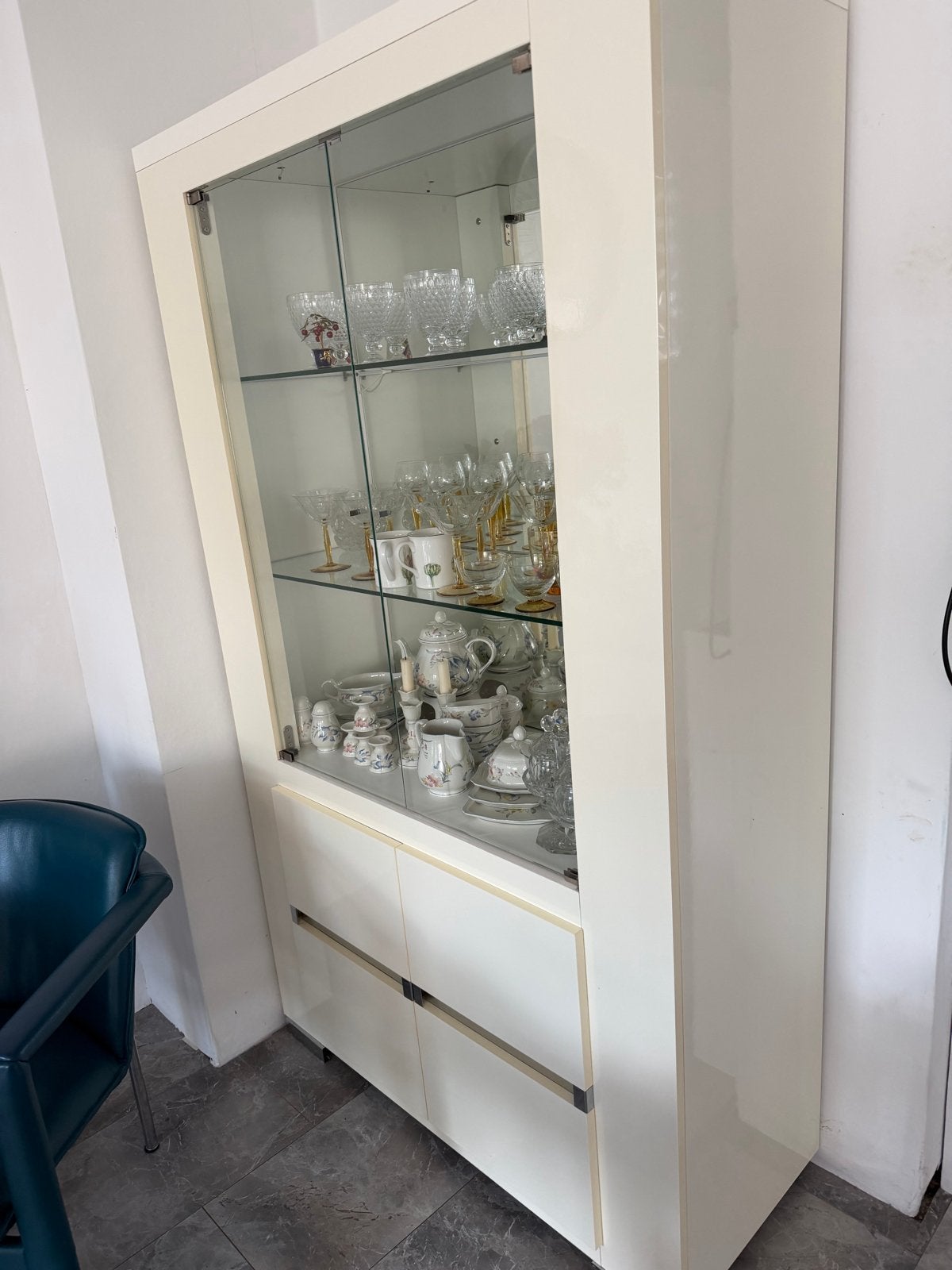 Witte Vitrinekast met Glazen Deuren en Lades, Gebruikt, Met lade(s), 150 tot 200 cm, 25 tot 50 cm