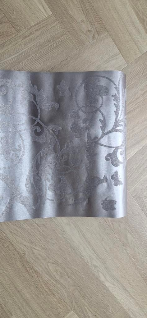 8 meter zilverkleurig behang met patroon, Ophalen of Verzenden, Grijs