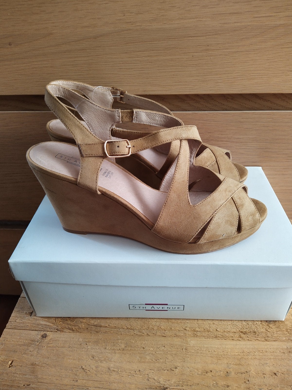 Nieuwe Slippers. Sleehakken. Sandalen. Bruin. Maat 40., Ophalen of Verzenden, Nieuw